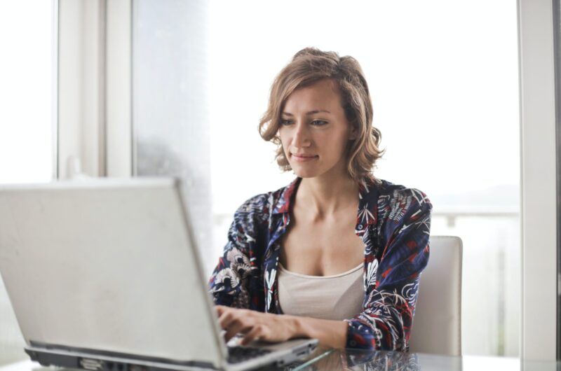 Business woman writes a VSL